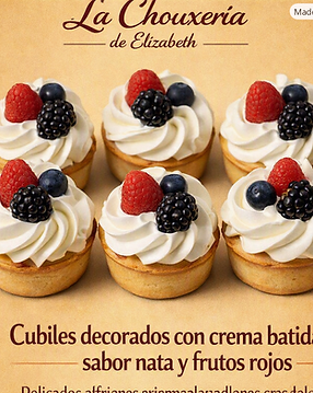 Cubiles decorados con crema batida sabor nata y frutos rojos.png