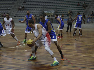 Vitória no basquete masculino