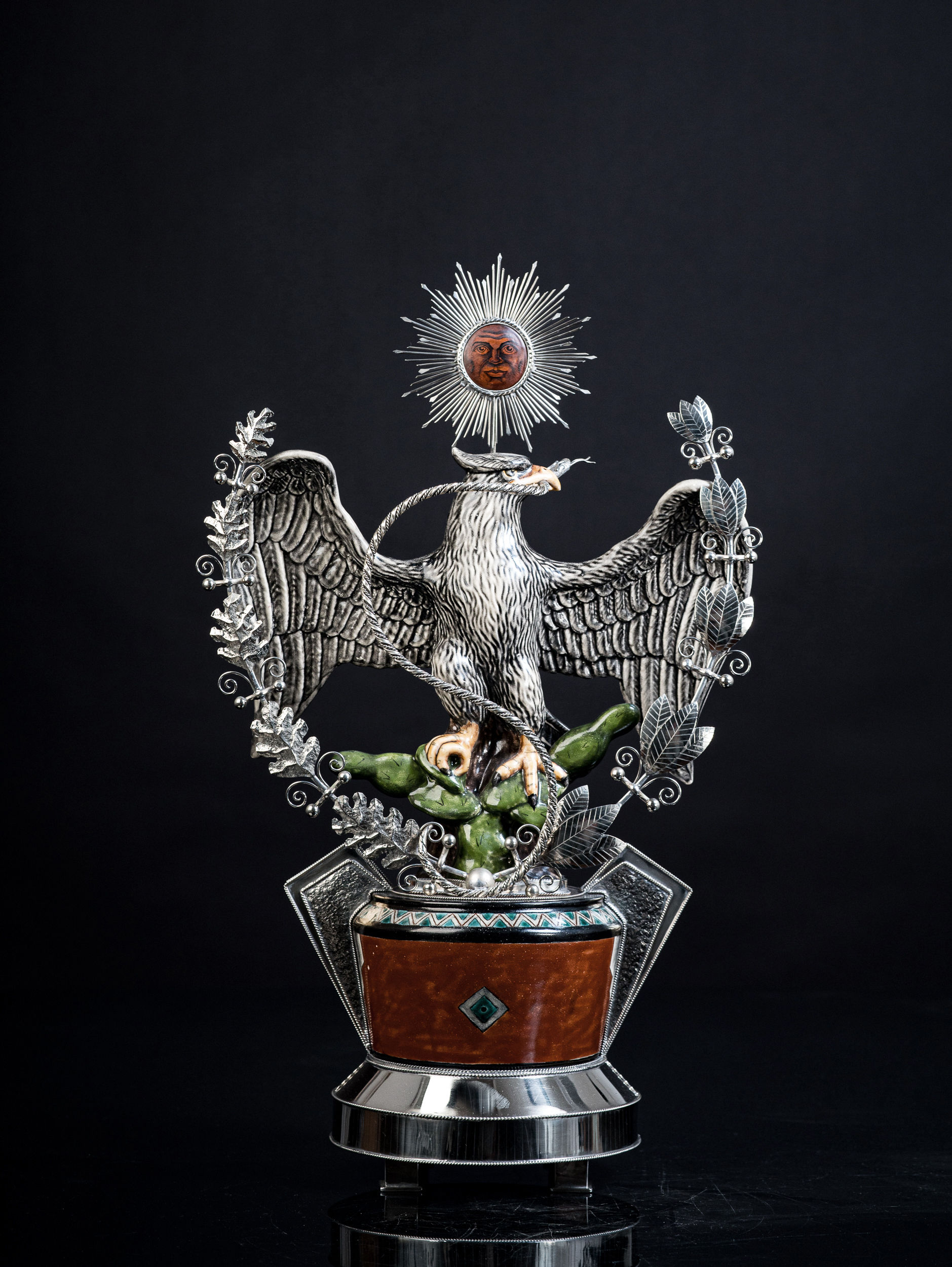 Águila con base canela