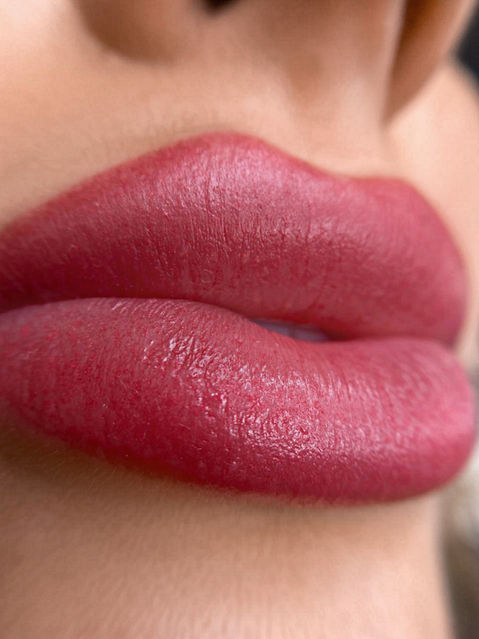 Full lips zoom in permanent makeup Julia Wojkiewicz Manchester.JPG