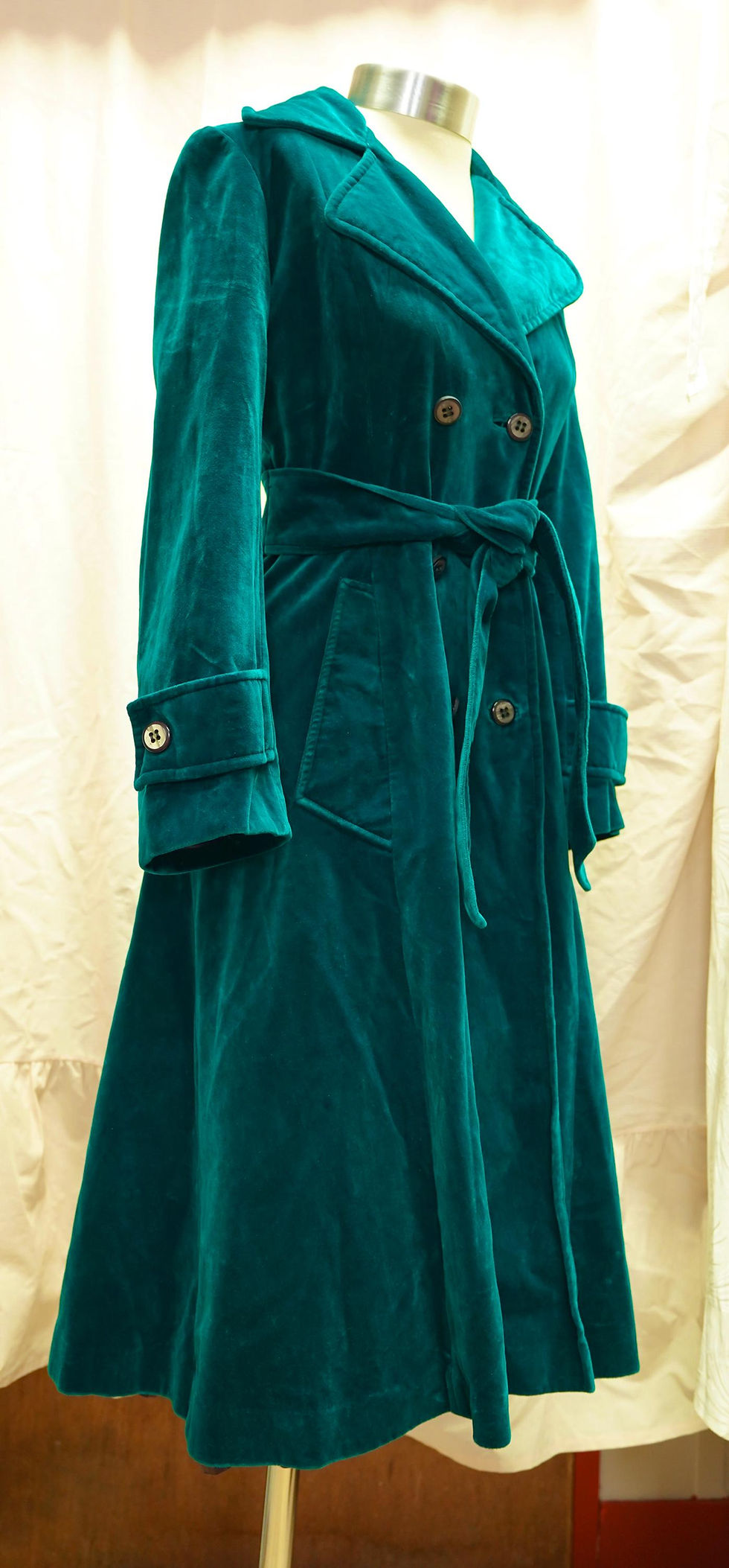 ภาพขนาดย่อ: 1970s Green Cotton Velveteen Velvet Rock Star Double Breasted Belted Trench Coat