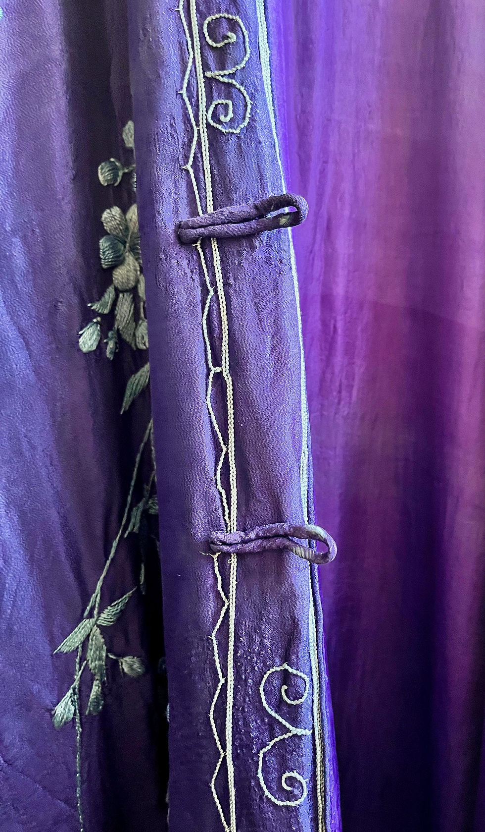 サムネイル： Antique Chinese Purple Padded Silk Hand Embroidered Jacket: Qing Dynasty 