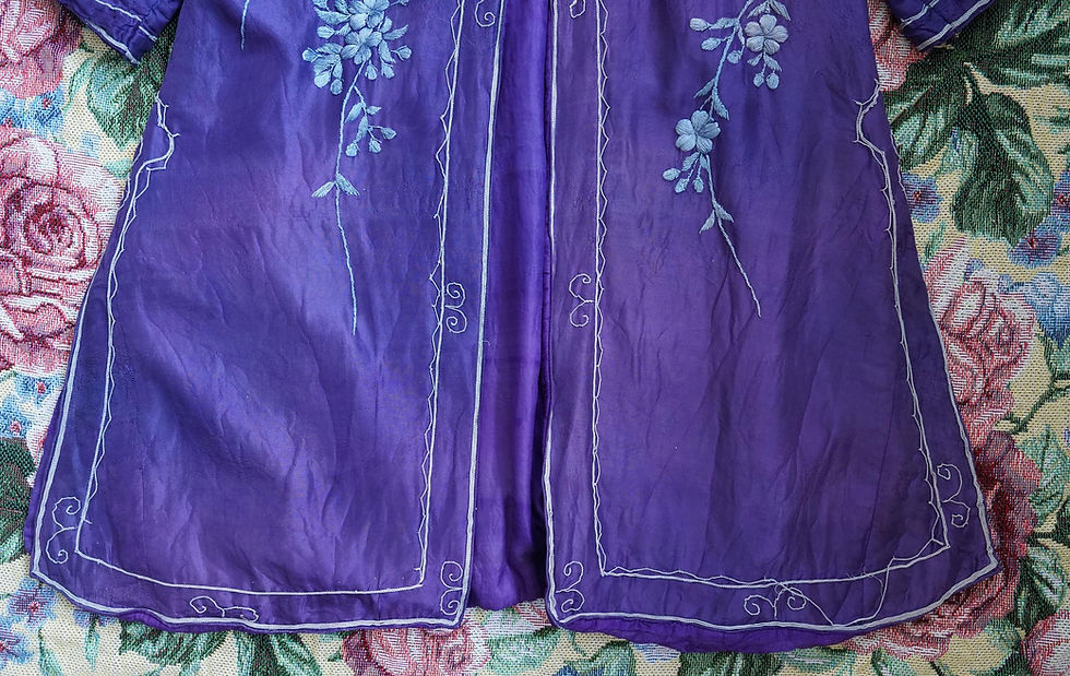 サムネイル： Antique Chinese Purple Padded Silk Hand Embroidered Jacket: Qing Dynasty 