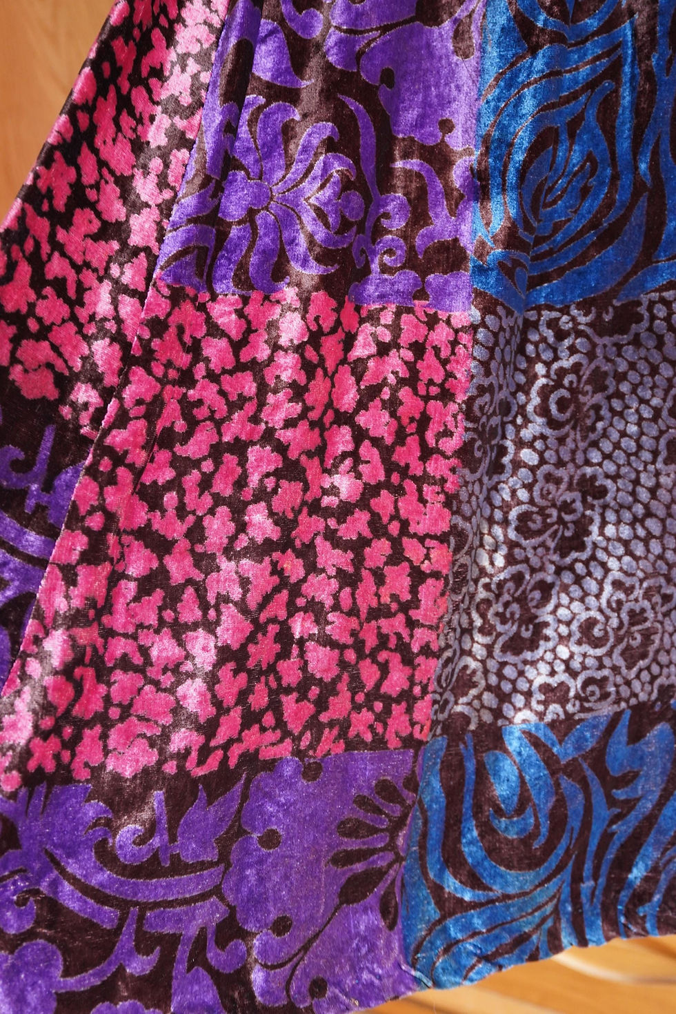 サムネイル： 1970s Velvet Patchwork Print Boho Hippie Witch Witchy Handkerchief Sleeve Dress