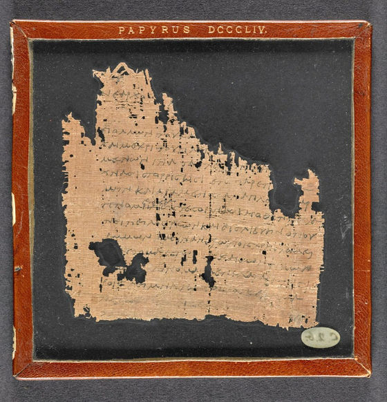 On the recommendation of a friend in Siwa, I found a papyrus preserved in London that I did not know, discovered more than a century ago which bears a "Postcard" sent by a certain Nearchus to his frie