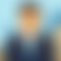 Ilustración de un abogado migratorio visto de frente en una oficina en Ciudad de México, representando la importancia de contratar una firma confiable.