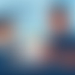 Ilustración en un consulado mexicano donde un funcionario entrega una visa por oferta de empleo a una persona extranjera, destacando los errores comunes y cómo evitarlos.