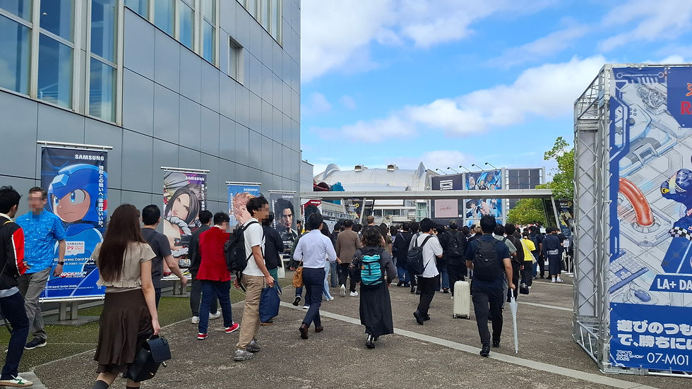 入場前から人だかり