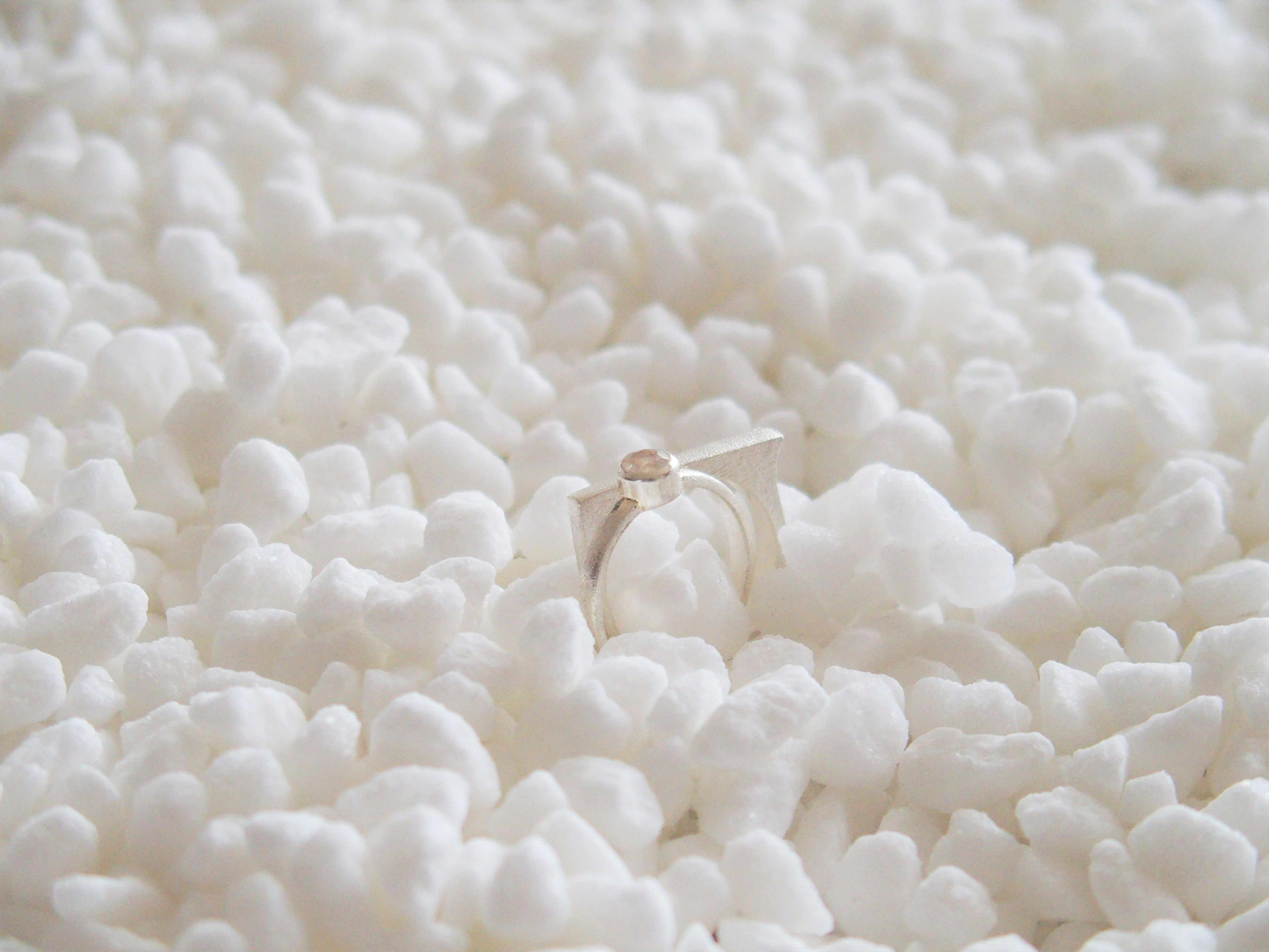 Set ringen met 1 strak ontwerp en 1 ontwerp met rozenkwarts