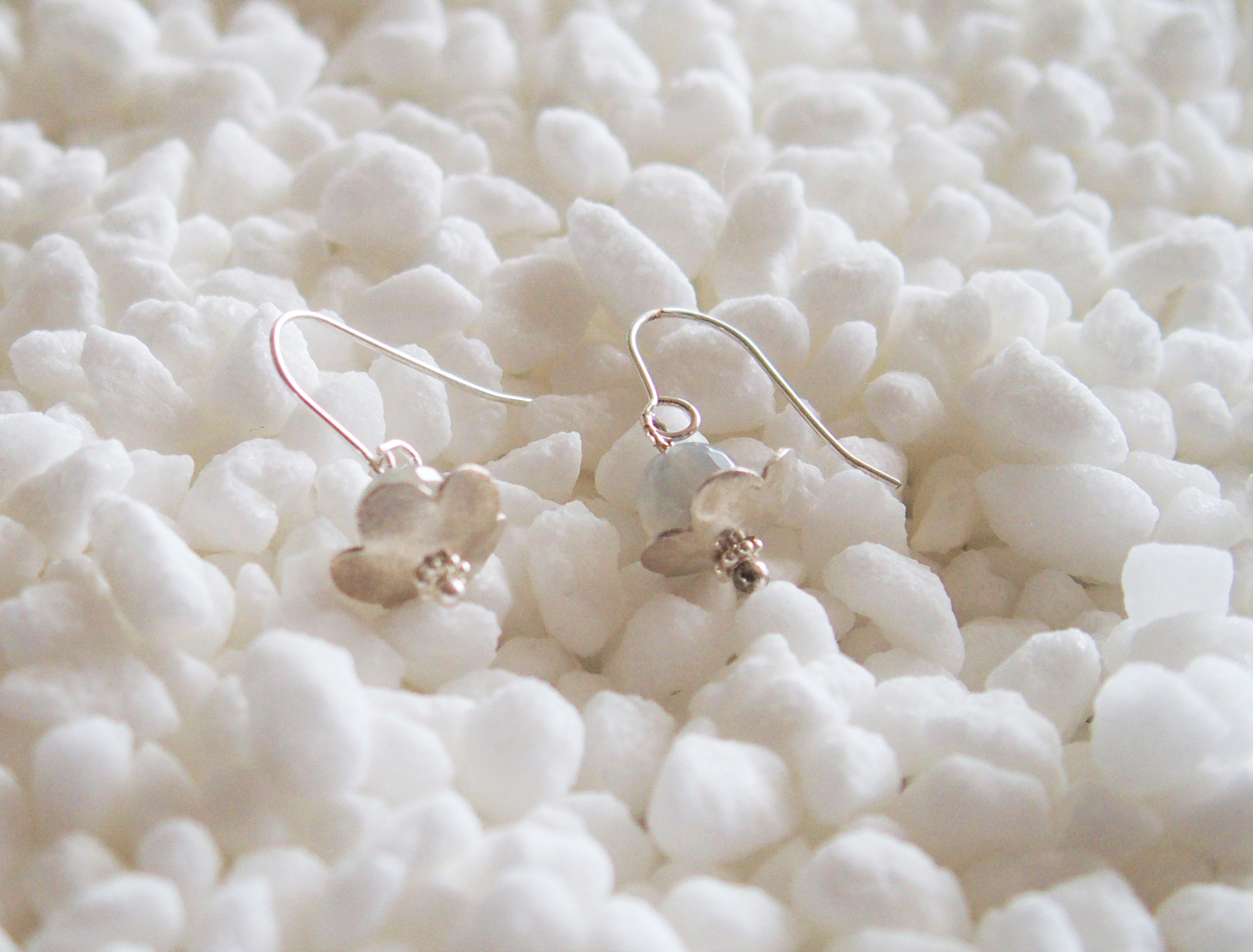 Oorbellen met zilveren bloemmotief en maansteen