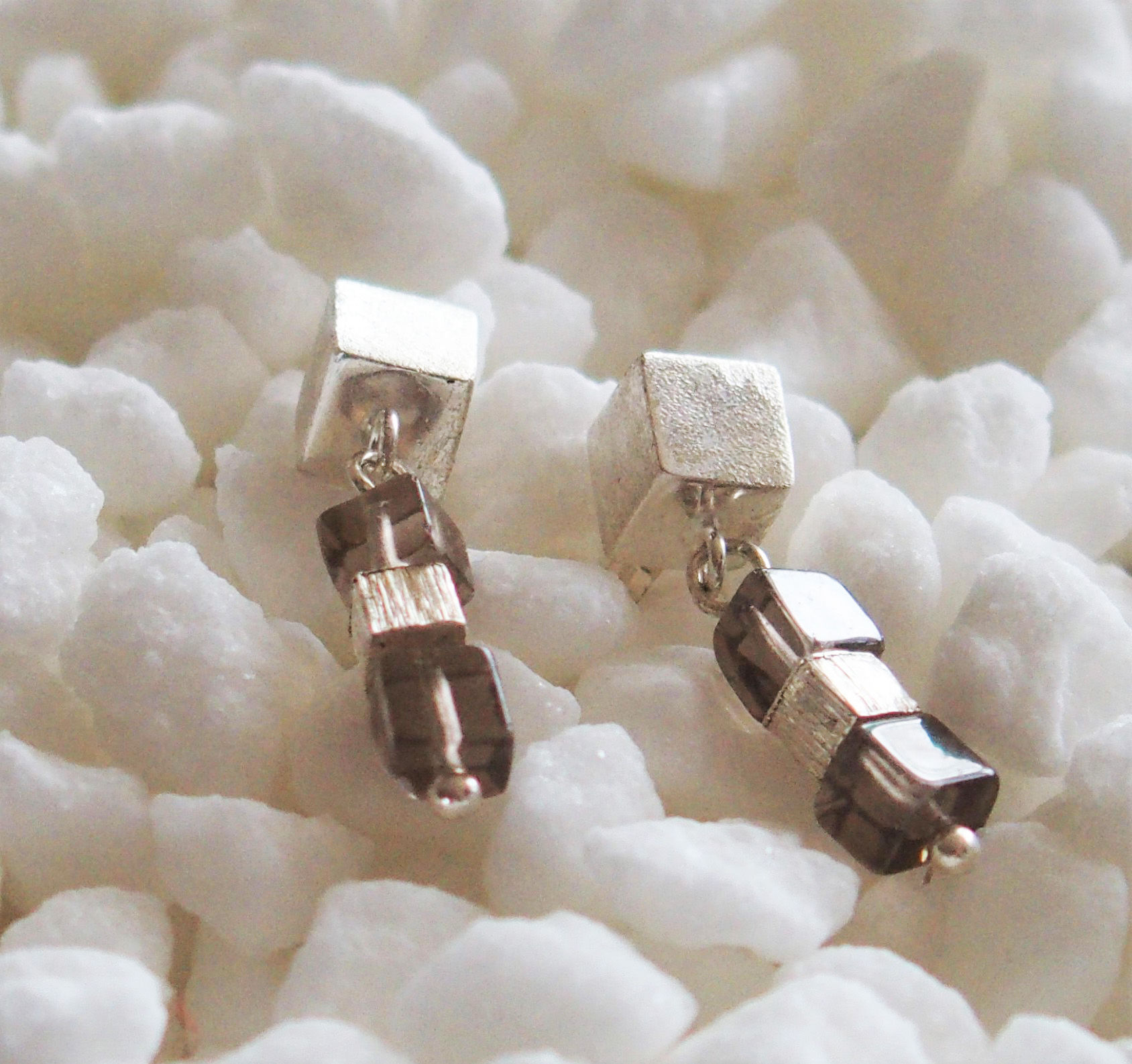 Oorbellen - zilveren en edelstenen blokjes