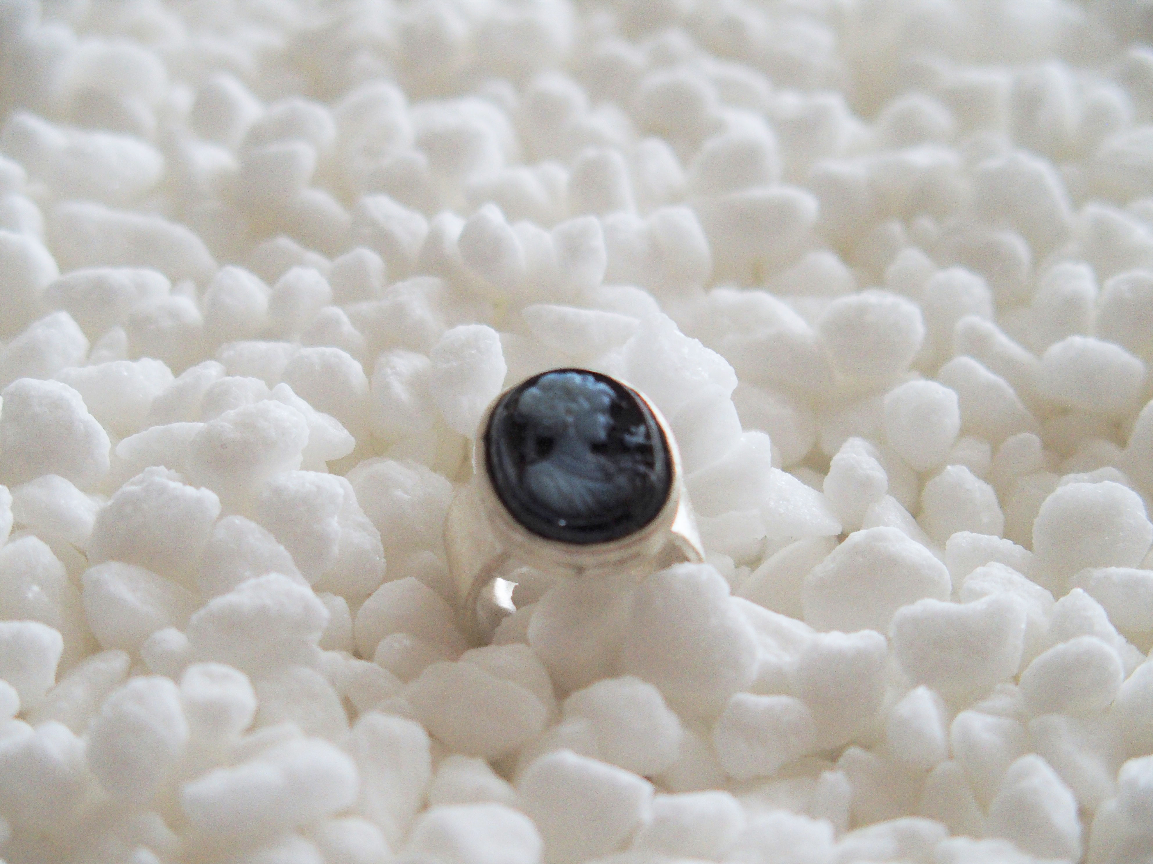 Ring - met handgemaakte camee in zwarte onyx