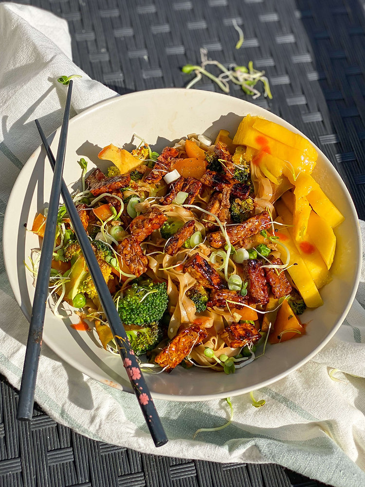 WOKGERECHT MET GROENTEN EN ZELF GEMARINEERDE STICKY TEMPEH 🌱