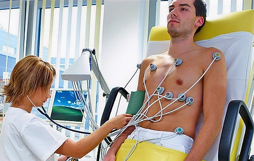 paciente en prueba de inclinación en San Pedro