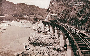 第四香東川橋梁を走るガソリンカー - コピー.jpg