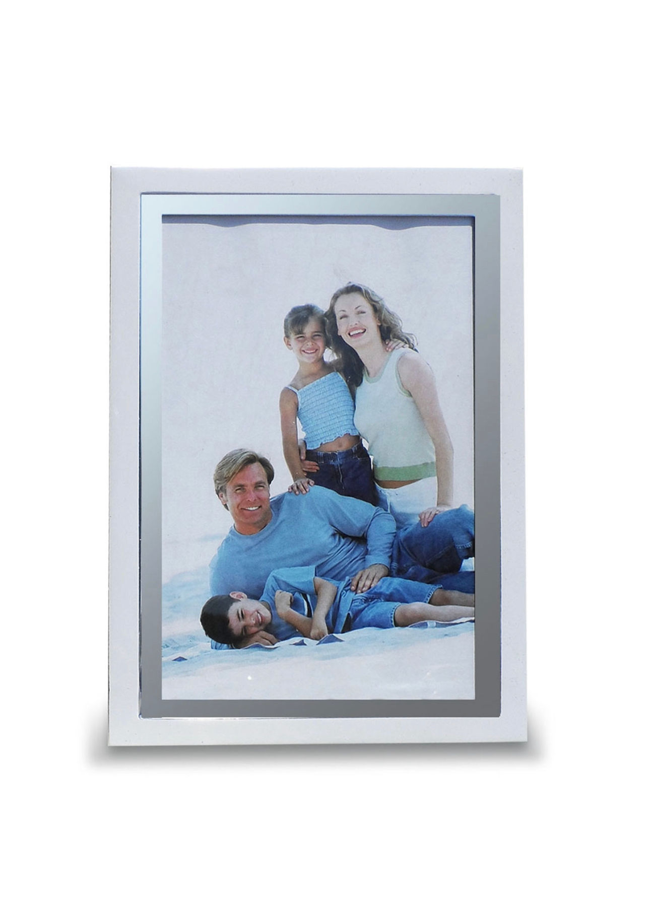 מסגרת מתכת בצבע לבן בחוץ וכסופה בפנים