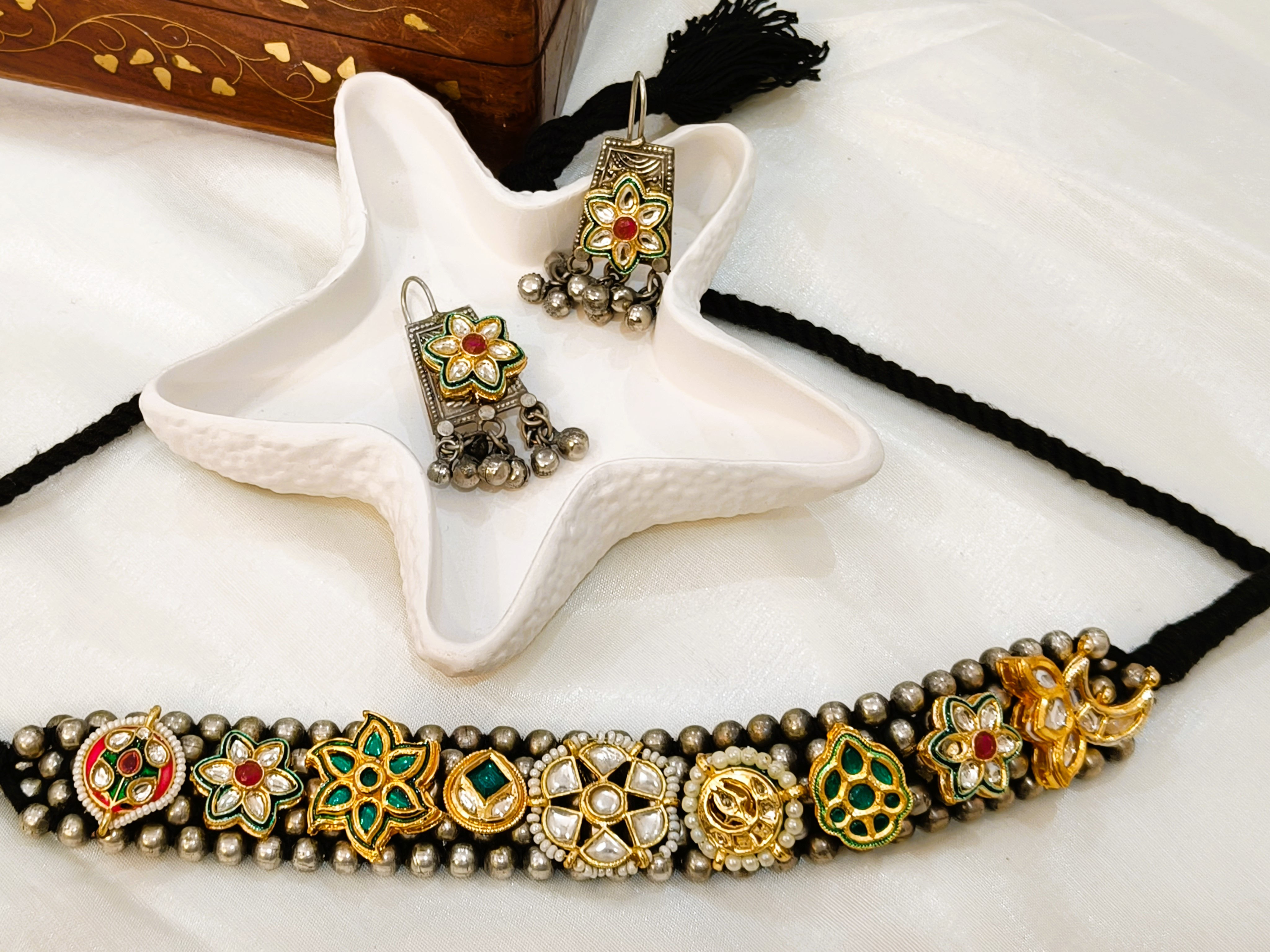 Saesha Pachhi kundan enamel Dual tone Choker Necklace