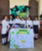 Estudiantes del Instituto María Auxiliadora presentan con orgullo su proyecto en la Feria de la Ciencia 2025, demostrando creatividad, conocimiento y trabajo en equipo.