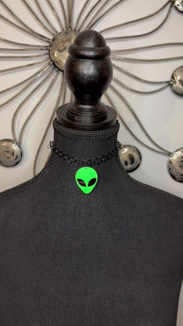 Thumbnail: Green alien black choker
