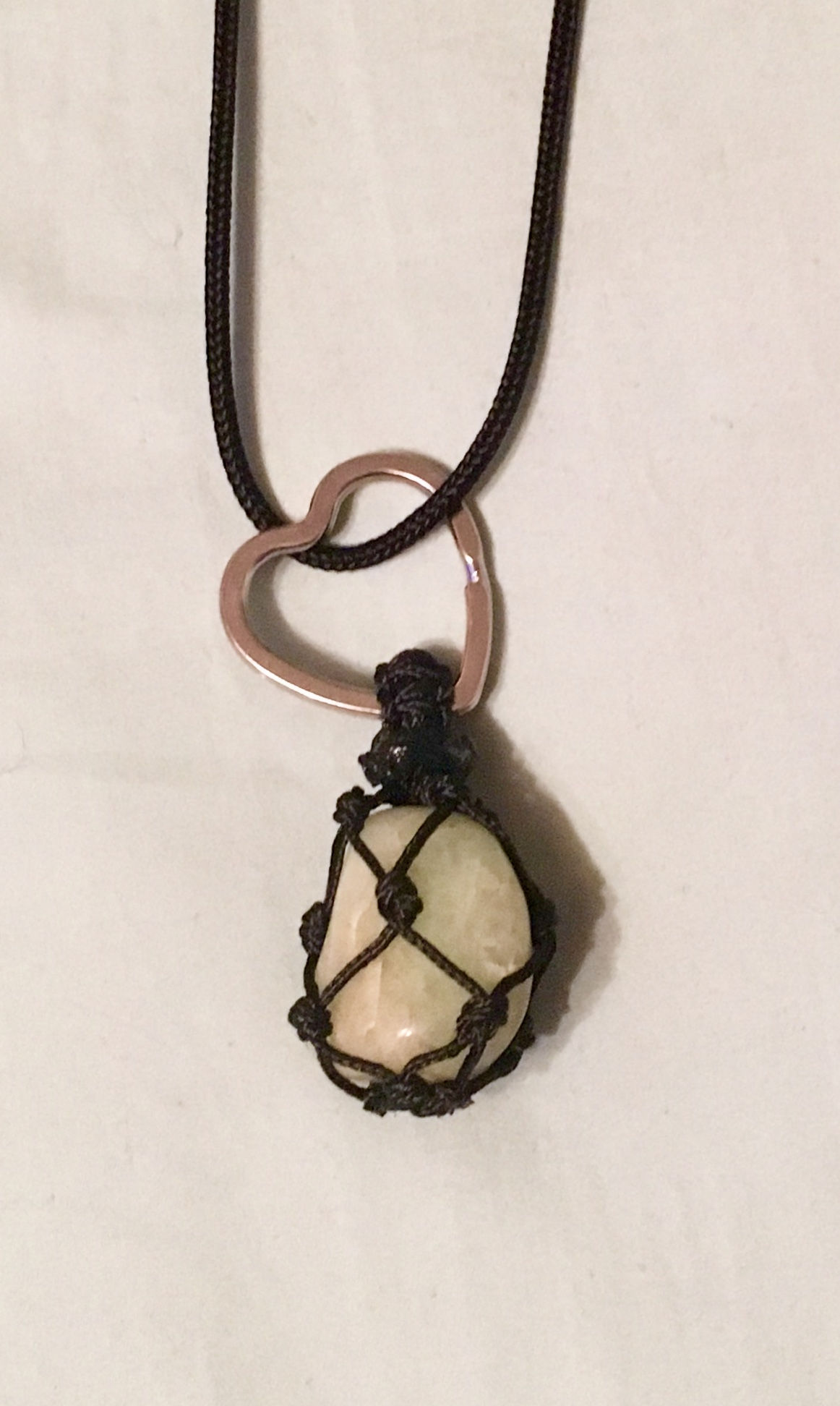 cristaux pour soigner, pierre pour guérir, cristaux animaux, macramé cristaux, macramé pierre, montage solide cristal,