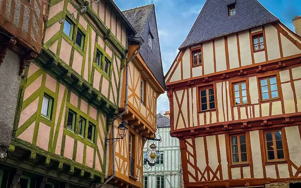 Maisons à colombages colorées dans le centre historique de Vannes, en Bretagne.