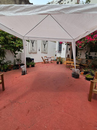 Rodas de conversa e pequenos eventos ao ar livre.