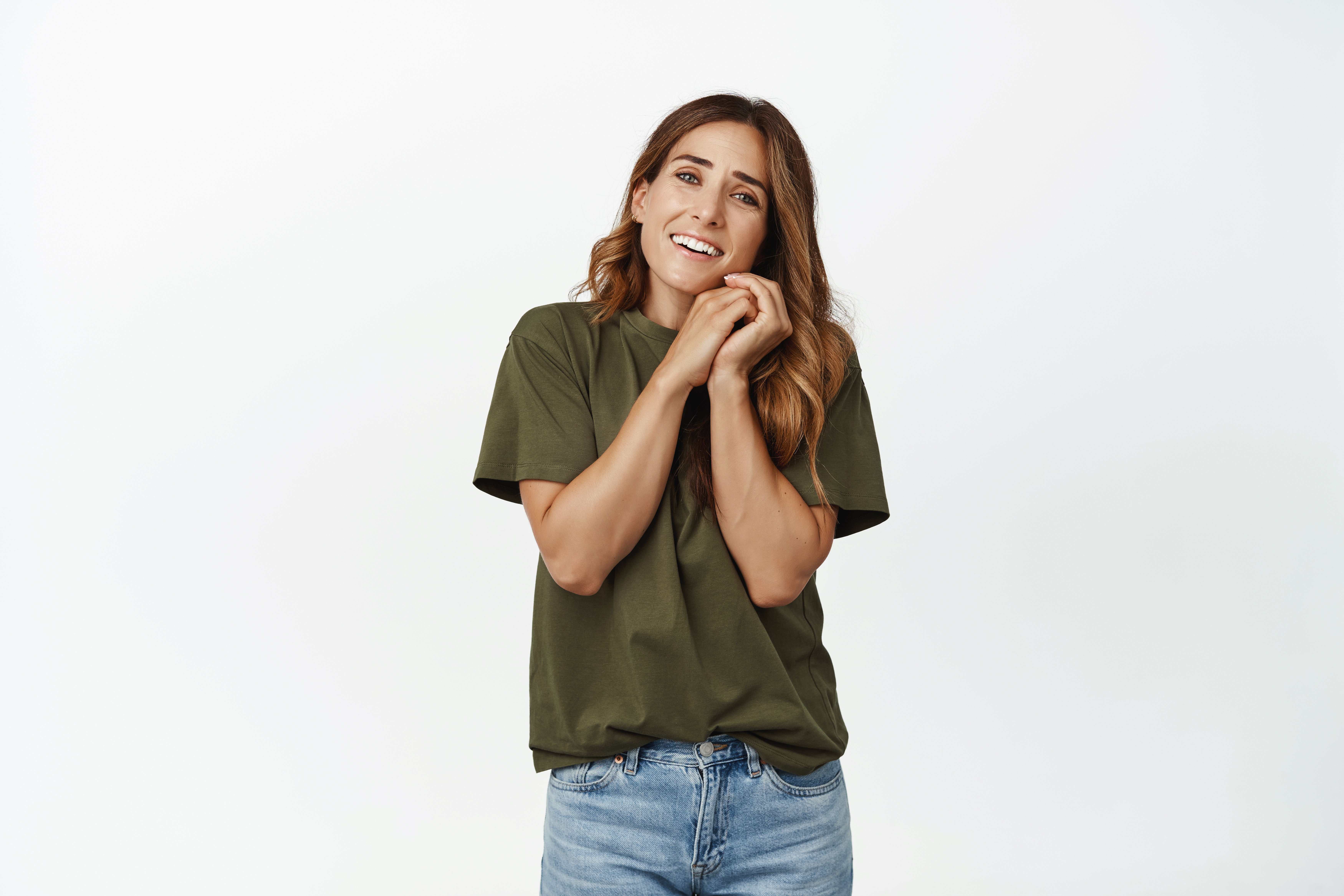 romantica-mujer-de-mediana-edad-se-ve-apasionada-con-admiracion-la-camara-suspirando-enamo