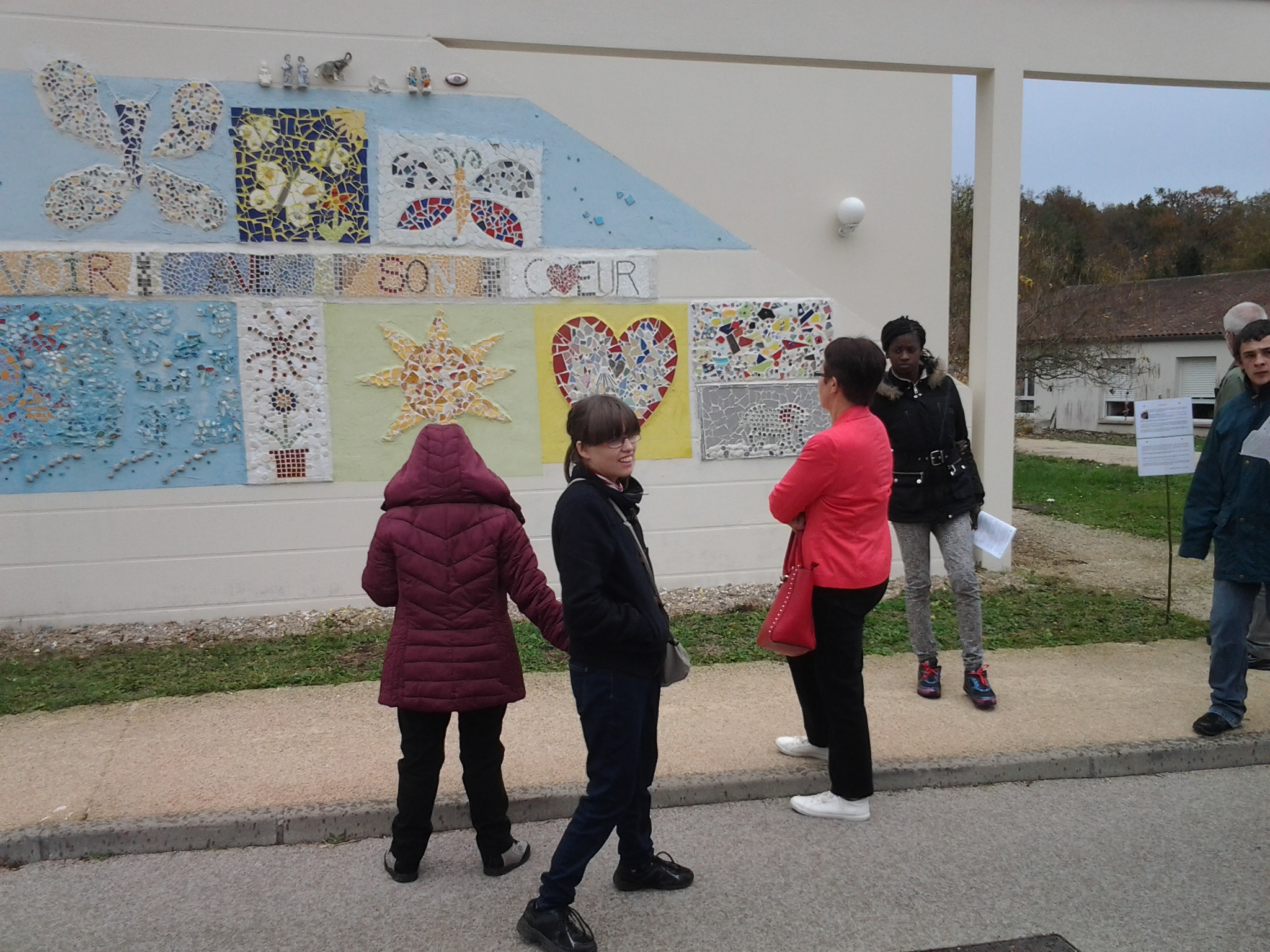 Mosaïque réalisée par 12 structures