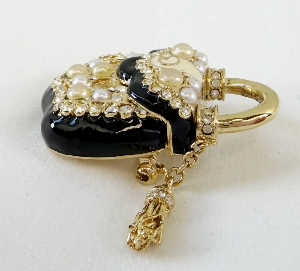 縮圖：NEW ST. JOHN Handbag Brooch Black Enamel Pearl Crystals 24KGP Logo Pin Enhancer