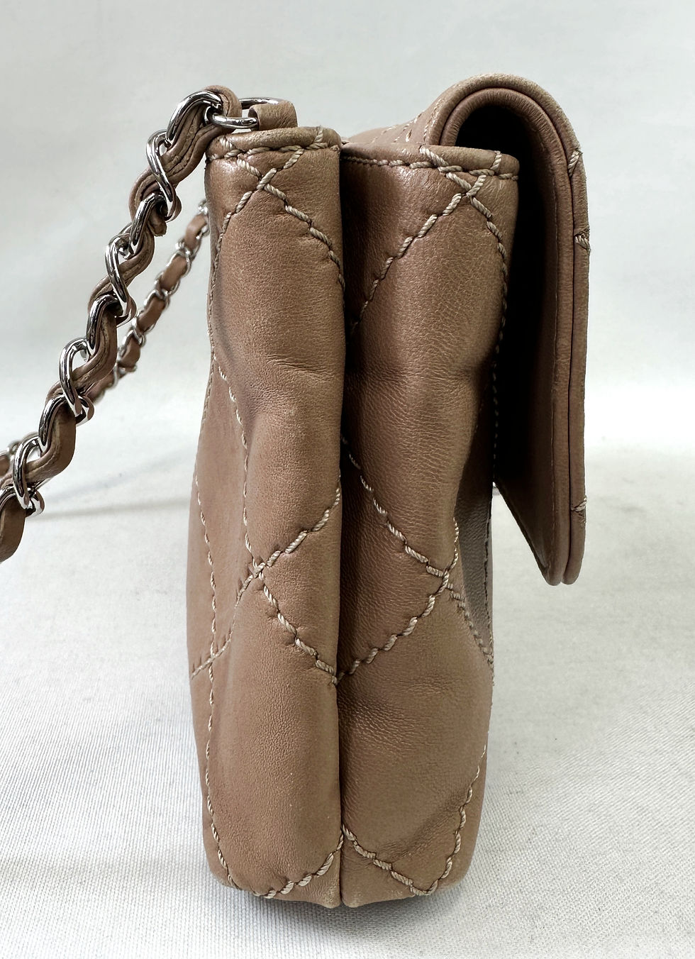 Hình thu nhỏ: CHANEL Beige Flat Quilted Stitching Flap Rectangle Crossbody Bag