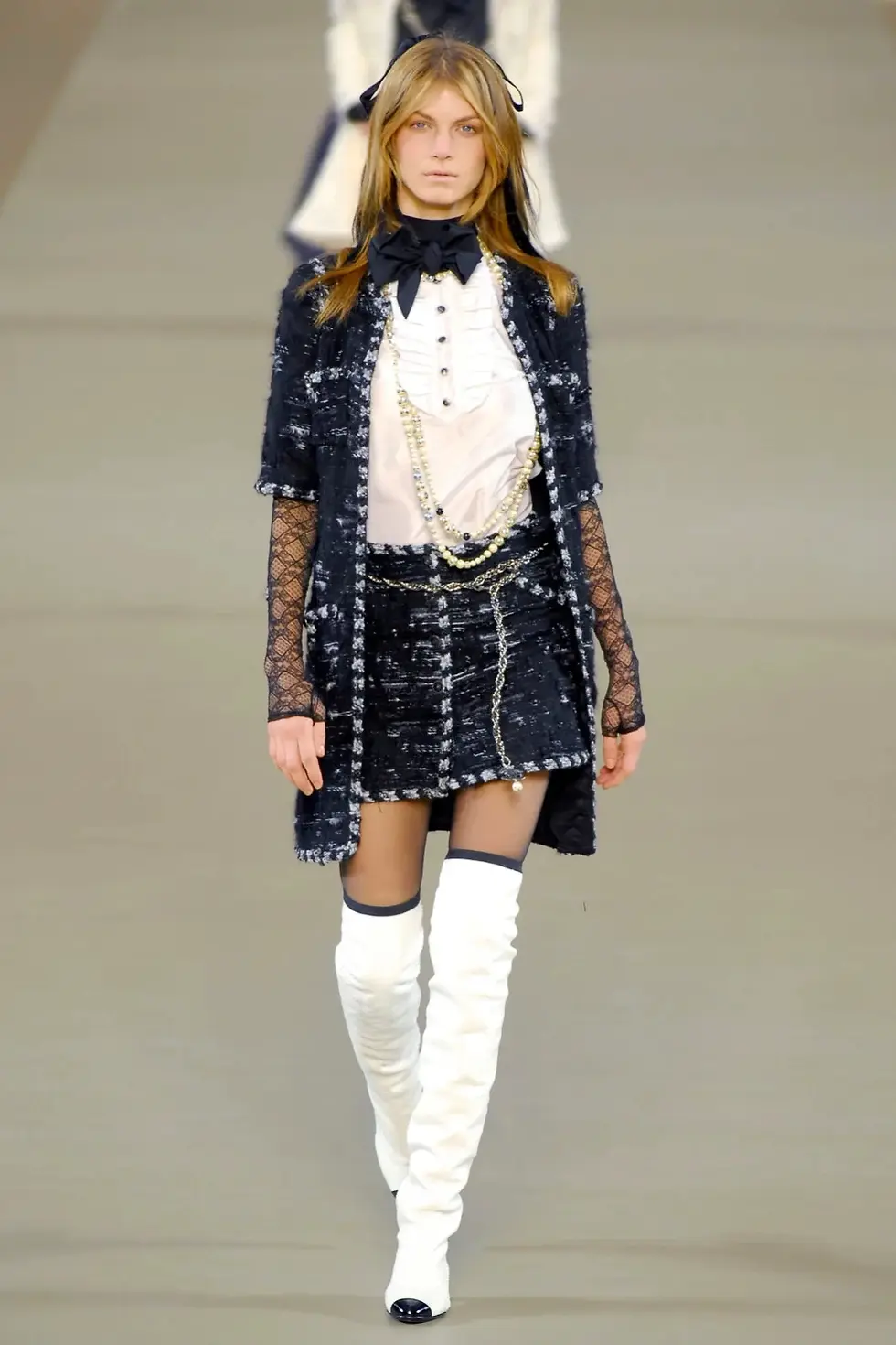 Thumbnail: CHANEL Faux Pearl Long Necklace Champagne Black CC 5 Bow Logo Autumn 2006