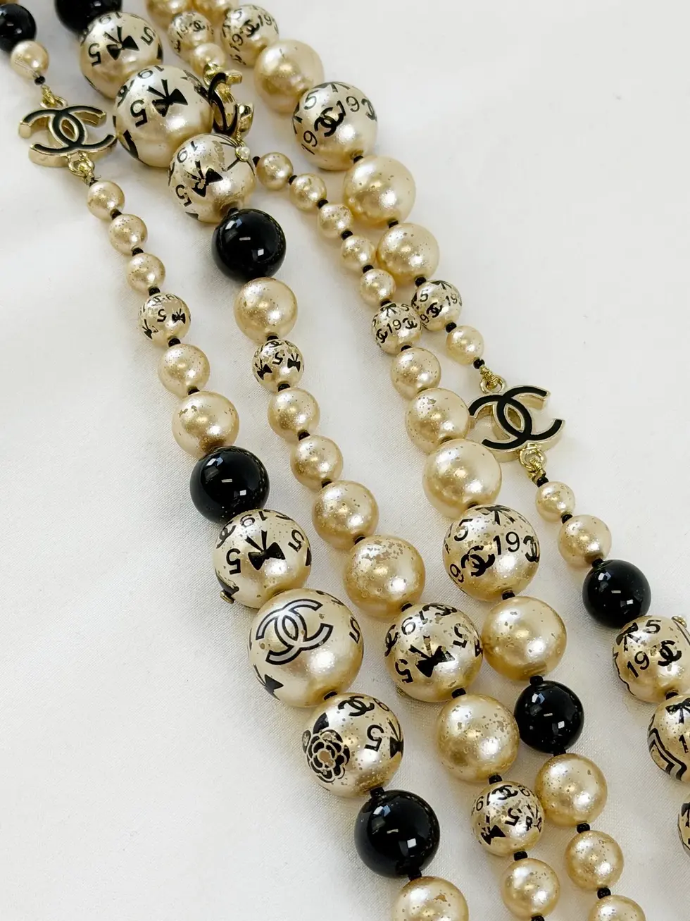 Thumbnail: CHANEL Faux Pearl Long Necklace Champagne Black CC 5 Bow Logo Autumn 2006