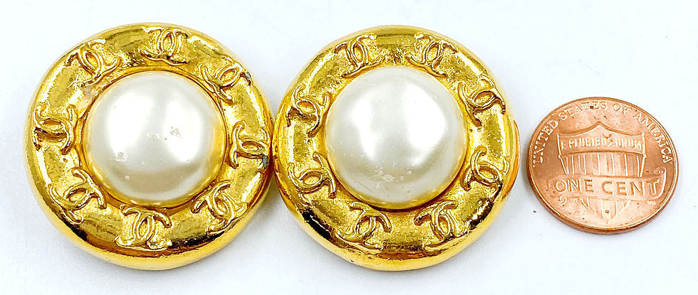 縮圖：Vintage CHANEL Round Faux Pearl Gold Plated CC Logo Trim Clip On Earrings France