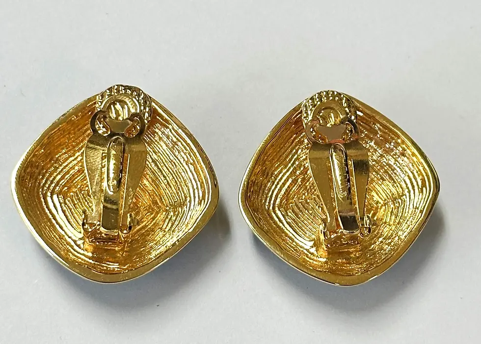 Hình thu nhỏ: NEW ST JOHN Vintage 22 KGP Rhomboid Clip On Earrings 1980s Black Enamel Logo