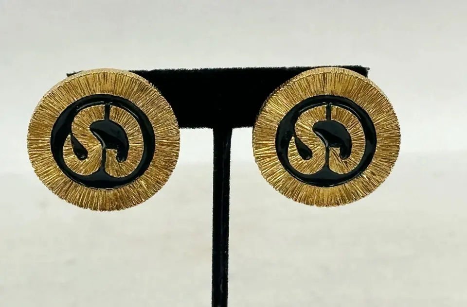 Hình thu nhỏ: Vintage ST. JOHN Signed Round Earrings Clip On SJ Logo Black Enamel Gold Tone