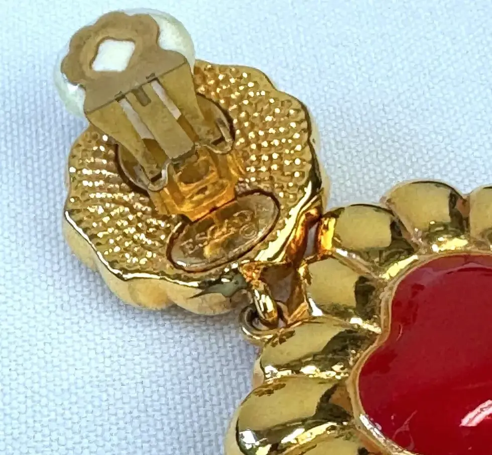 縮圖：ESCADA Vintage Gold Metal Heart Shaped Earrings Clip On Red Gemstones
