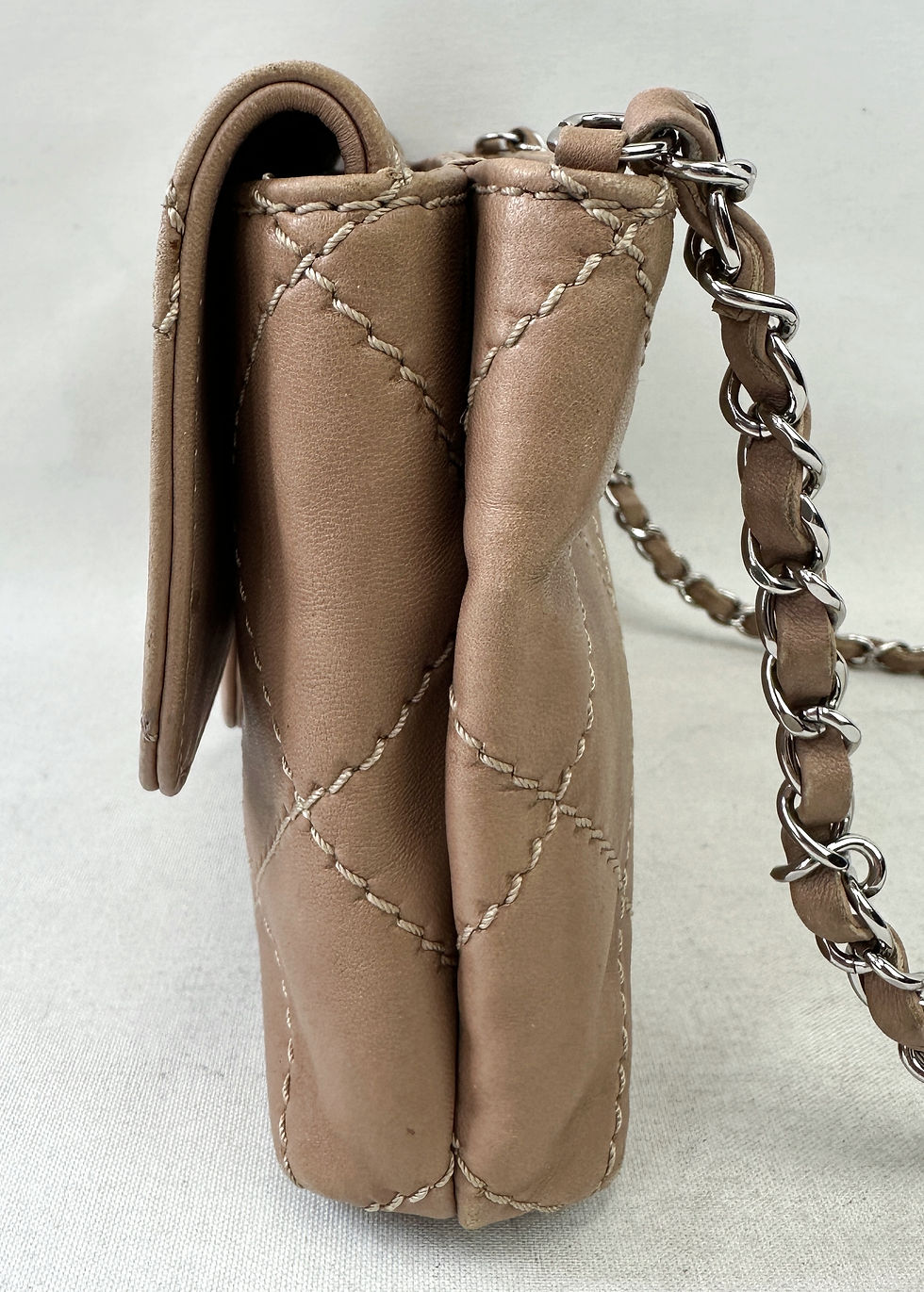 Hình thu nhỏ: CHANEL Beige Flat Quilted Stitching Flap Rectangle Crossbody Bag