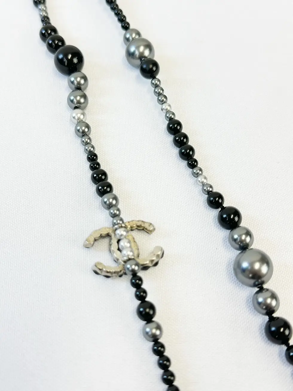 縮圖：CHANEL Faux Pearl Long Adjustable Necklace Black Gray CC Logo Spring 2014