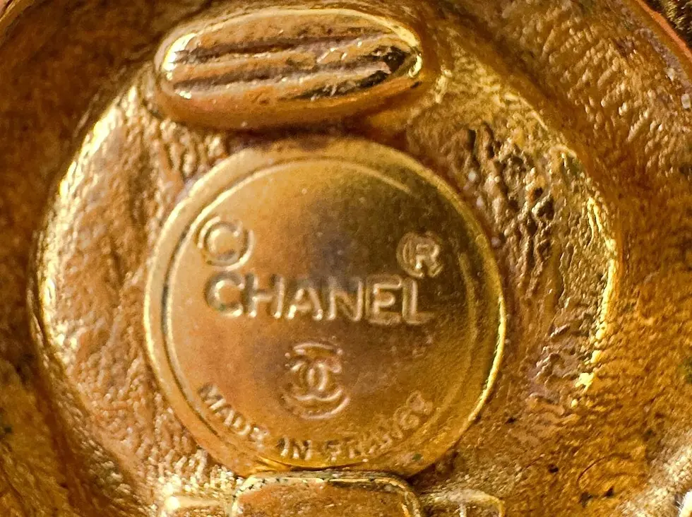 Hình thu nhỏ: Vintage CHANEL Faux Pearl Gold Plated Border Square Clip-On Earrings 1980s