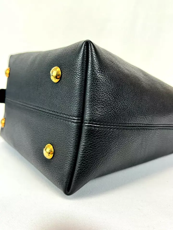 Hình thu nhỏ: LOUIS VUITTON Low Key Hobo Bag PM Black Gold Hardware Lock Detail M25352