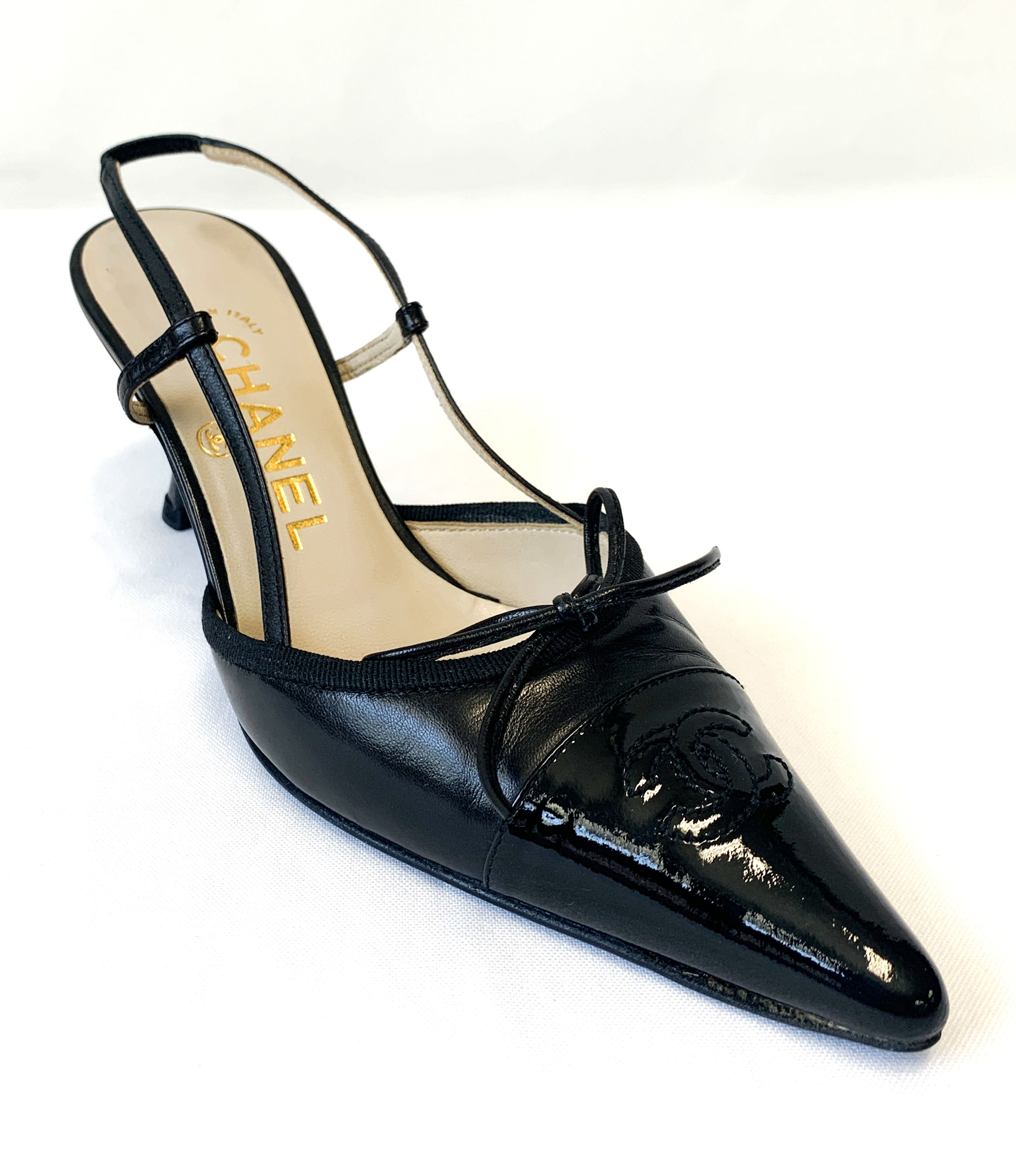 NEW CHANEL Black Pointed Cap Toe CC Logo Pumps Kitten Heel 35.5 US 5