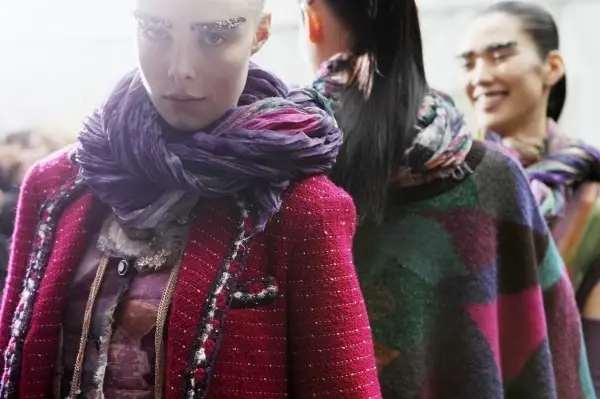 縮圖：CHANEL Silk Long Rectangle Scarf Abstract Multicolor Fall 2012 Stole XL NWOT