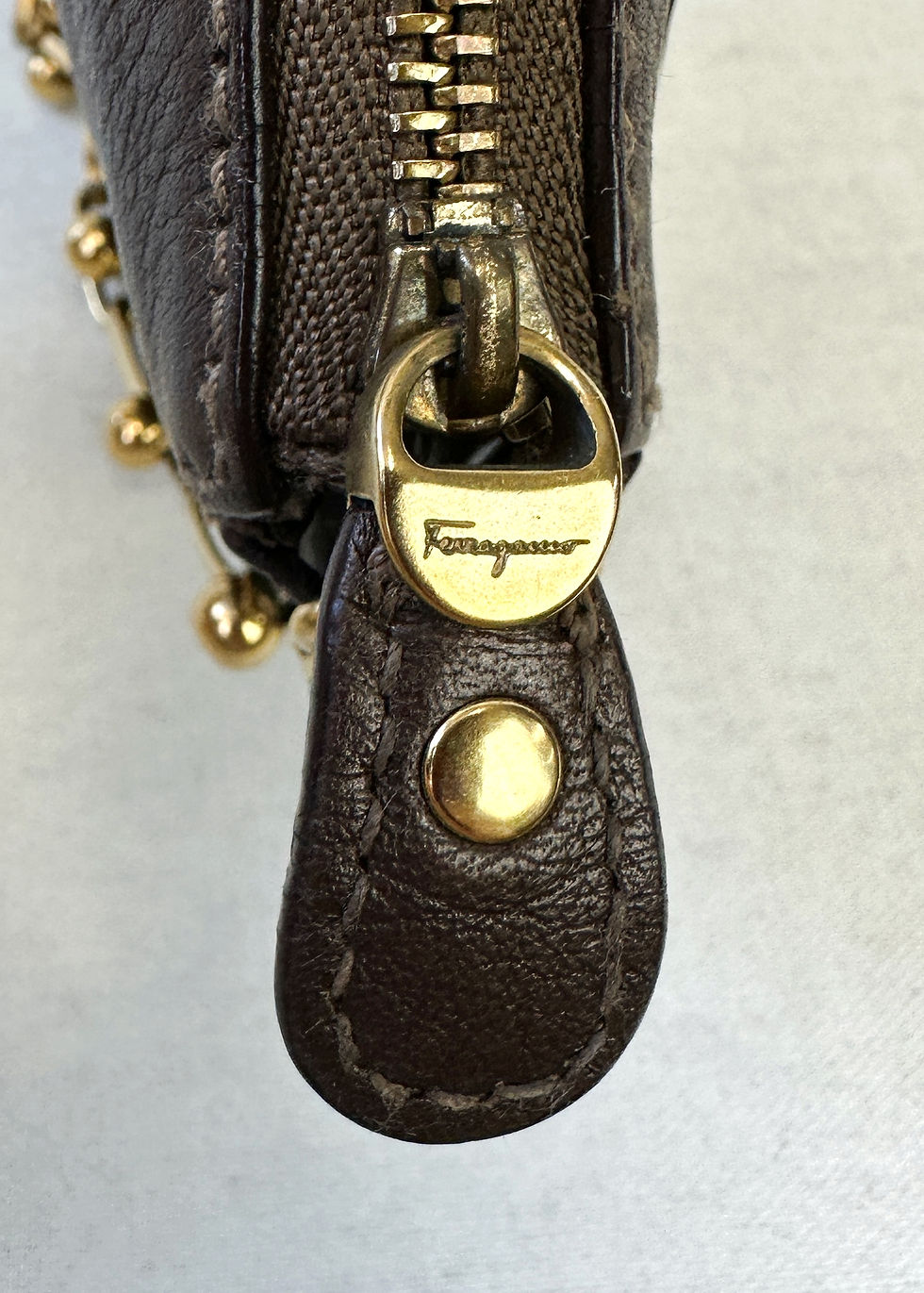 Hình thu nhỏ: SALVATORE FERRAGAMO Gancini Brown Leather Gold Chain Shoulder Bag