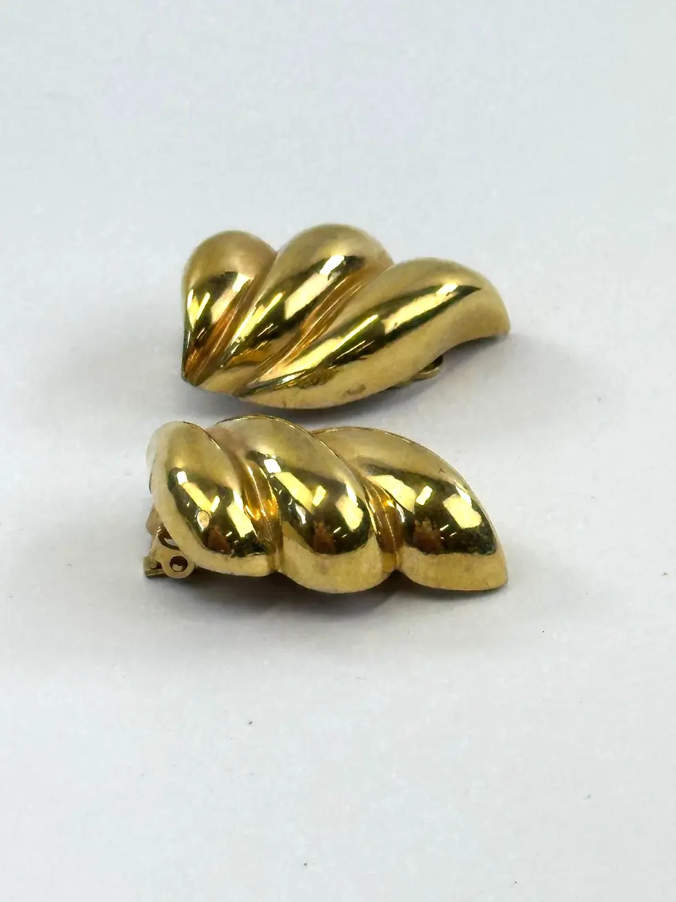 縮圖：ST. John Vintage Clip On Earrings Chunky 22K GP Gold Heavy Shell Signed 1980s