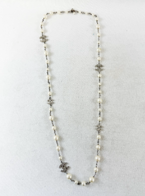 Miniatura: CHANEL Faux Pearl Long Adjustable Chain Necklace Silver White CC Logo 2017 41.5"