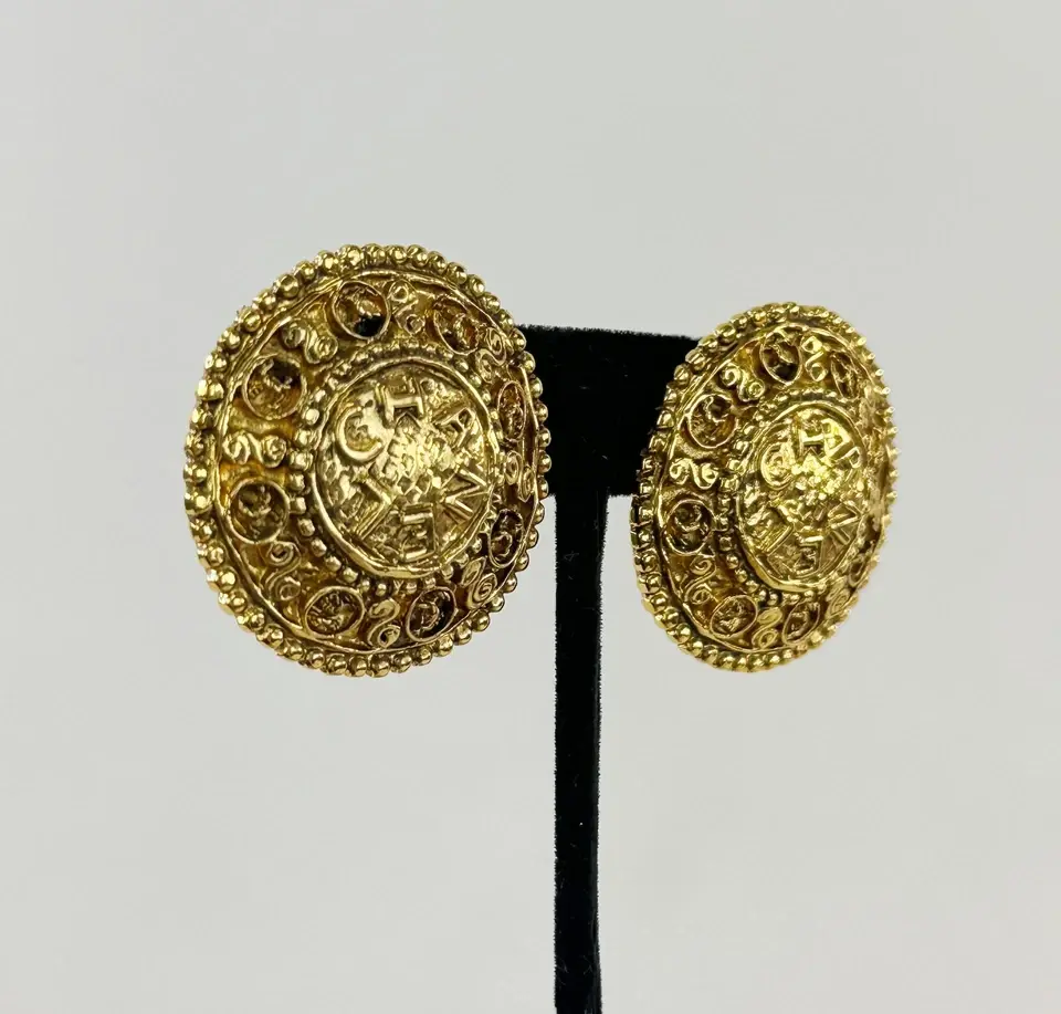Hình thu nhỏ: Vintage CHANEL Gold Plated Coco Mark CC Clip On Earrings 1980's Medallion RARE