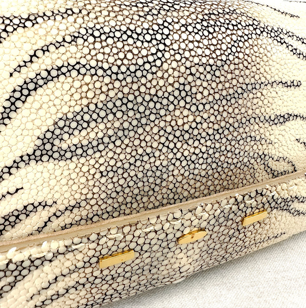 縮圖：VBH Manila Clutch Nude Tiger Stingray Envelope Gold Stud Clutch Limited Edition