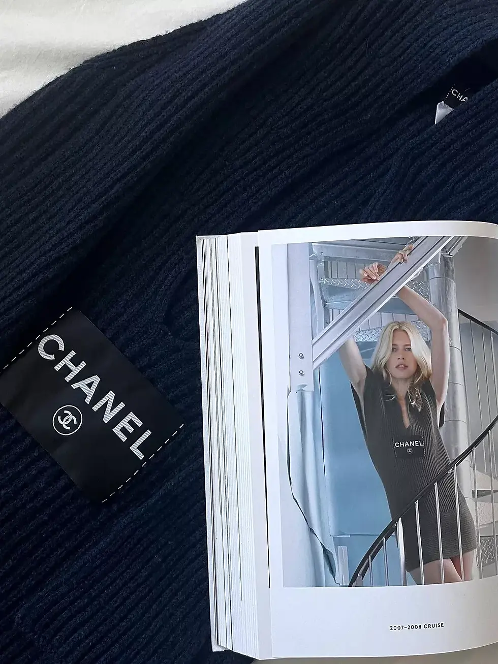 Miniatura: CHANEL Plunging Neck Cashmere Knit Sweater Dress 38 Navy Logo 2008