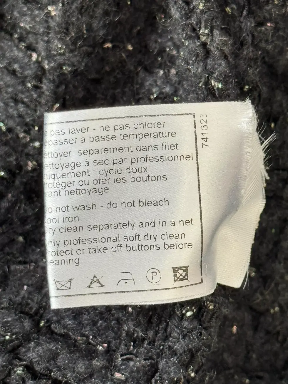 Hình thu nhỏ: CHANEL Tweed Jacket 36 Black Sequin Logo Rhinestone Button 4 Cashmere Blend RARE