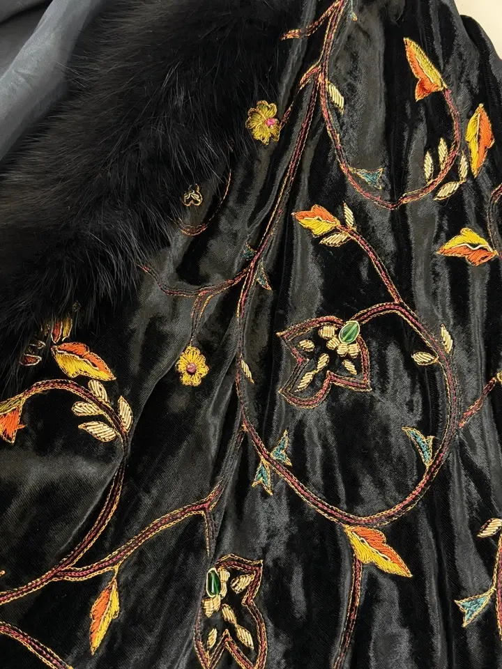 縮圖：Vintage ADRIENNE LANDAU Velvet Embroidered Fox Fur Trim Coat One Size Black
